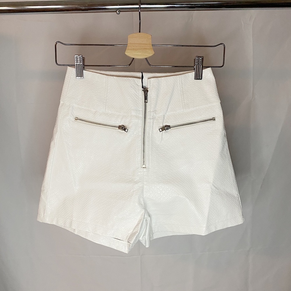 White high-waisted leather snakeskin shorts - Picture 1 of 4